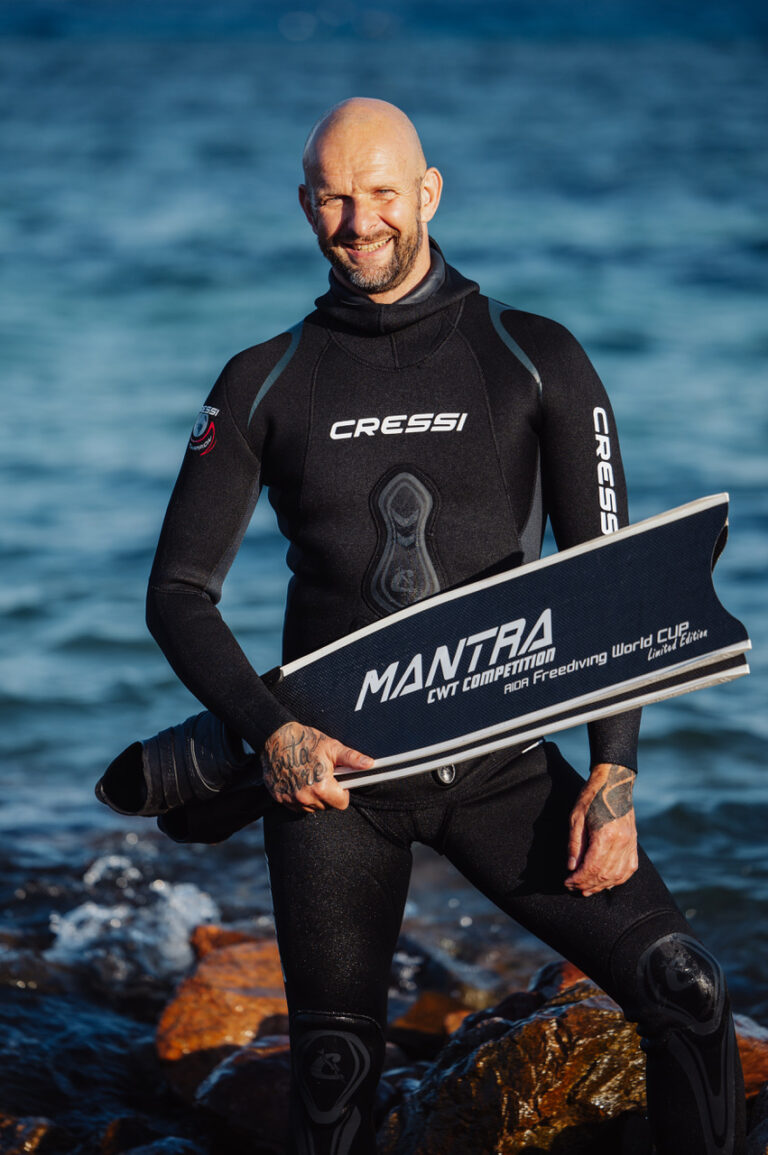 Freediving Instructor Beni im Tauchanzug mit Tauchflosse